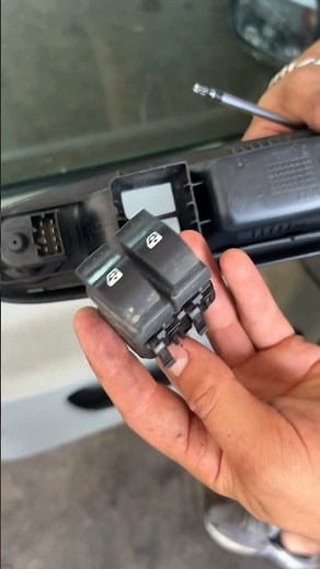 Tuto changement bouton lève vitre sur cette Renault Clio 2 #achatrevente #garage #voiture #renault