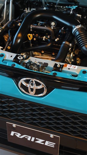 #Raize 🚙 | Compacta por fuera, gigante por dentro. Ideal para tu ritmo de vida: ágil, moderna y lista para todo. Conectividad, estilo y espacio se combinan en una SUV que te da más de lo que esperas. 🙌🏻⚡️ ✔ Diseño juvenil y dinámico ✔ Pantalla táctil con Apple CarPlay y Android Auto ✔ Espacio para moverte con libertad ✔ Seguridad y eficiencia en cada trayecto #ToyotaSV #TuVidaNosInspira | Toyota El Salvador