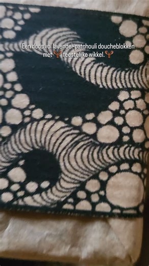 Zeepkat on Instagram: "Lavendel & patchouli, feestelijk verpakt. Een kleine duurzame kerstattentie, klaar om iemand blij te maken. Bestelbon erbij, een extra staaltje als verrassing, doos dicht — alles netjes klaar voor verzending. Met zorg gemaakt, bewust verpakt, nu onderweg naar een nieuwe bestemming. #duurzaamkerstcadeau #kerstattentie #handgemaakt #bewustgeven #ecologischgeschenk"