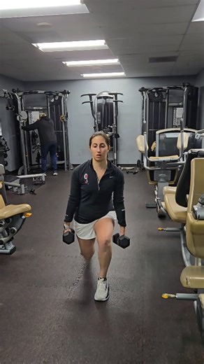 Forward and reverse walking lunges build balanced strength. Forward lunges challenge stability and control, while reverse lunges reduce knee stress and help you drive power through the glutes. 🔥🦵 #𝙙𝙗𝙛𝙨𝙩𝙧𝙤𝙣𝙜 __________________________ 𝐃𝐌 𝐟𝐨𝐫 𝐏𝐞𝐫𝐬𝐨𝐧𝐚𝐥 𝐓𝐫𝐚𝐢𝐧𝐢𝐧𝐠, 𝐆𝐫𝐨𝐮𝐩 𝐓𝐫𝐚𝐢𝐧𝐢𝐧𝐠, 𝐖𝐨𝐫𝐤𝐨𝐮𝐭 𝐏𝐥𝐚𝐧𝐬, 𝐨𝐫 𝐍𝐮𝐭𝐫𝐢𝐭𝐢𝐨𝐧𝐚𝐥 𝐠𝐮𝐢𝐝𝐚𝐧𝐜𝐞 . . . . . . . #quadsandhamstrings #lowerbodytraining #glutetraining | Dynamic Body Fitness, LLC