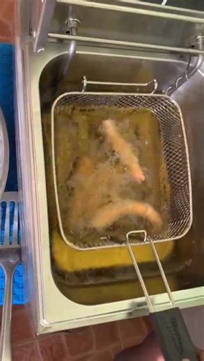 Na PretaDelicious, a felicidade também vem em forma de salgados 🤤🔥🤌🏾 Para encomendas_ 929190304