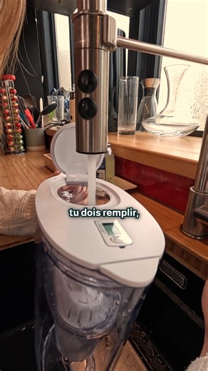 Et si votre carafe filtrante ne filtrait presque rien ? Les carafes à eau sont devenues un réflexe pour beaucoup. Mais ce que l’on sait moins, c’est qu’elles ne retiennent ni les virus, ni les résidus de médicaments ou de pesticides. Elles génèrent aussi une grande quantité de plastique… et leur entretien revient souvent cher. Pureva propose une alternative plus sûre, plus simple et plus durable : Pureva one. Ce filtre nouvelle génération se fixe directement sur le robinet et permet de : Élimine