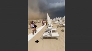🌪 Un tornado causa el pánico entre bañistas de una playa. | N UNIVISION