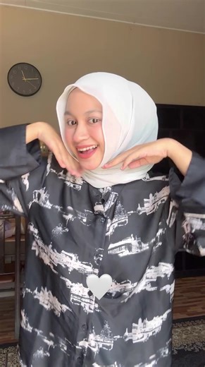 Another day another tutorial from kakak finis! I'm wearing shawl finis code pale grey😍 #shawlfinis #shawlflowy #shawltutorial