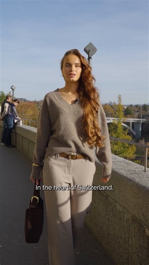 ✨ Bern — The Elegant Soul of Switzerland 🇨🇭 Let yourself be guided through Bern, where the Aare River curves around green hills and Alpine horizons. As the narrator unveils the city, its UNESCO-listed Old Town emerges with sandstone arcades, medieval towers, and timeless fountains. A place where history and modern living meet effortlessly. Art, fine dining, sunlit terraces… Bern offers a lifestyle both refined and authentic. More than a capital, it is a way of life. 📩 Interested in discoverin