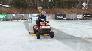 À Boutiliers Point, en Nouvelle-Écosse, les amateurs de patin profitent d’une glace extérieure particulièrement bien entretenue grâce à une surfaceuse artisanale créée dans la communauté. | Radio-Canada Information