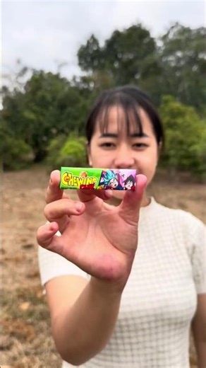 Make a string from chewing gum #bushcraft #shorts #survival