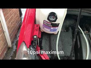 Using a Sealey VS820 one man pressure brake clutch bleeding kit on a Vauxhall Opel Zafira