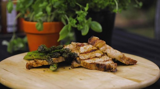 Osez cuisiner la longe de porc avec os avec Le Porc du Québec! 💪💙 Max vous donne sa meilleure recette sur le BBQ pour un repas délicieux, santé et rapide, parfait pour un soir de semaine! 🙏💯 Quelle est votre sauce favorite avec du porc? 😋👇 | BBQ Québec