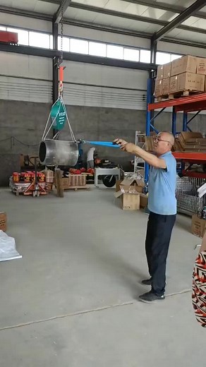 Multi-function anti-falling device locks the chain in the process of falling to prevent things from falling off and hitting people.#hoist #porter #hoister #blender #electricsweeper #capstan #Electrichoist #hoisting #sweeper #winch #motorsweeper #emptier #crane #lift #carryminati #blenderjuara #liftcarry #metals #wirerope #charge