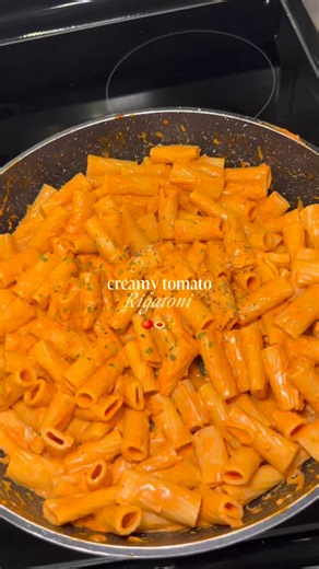 @theanapinheiro on Instagram: "Ate this at a restaurant the other day & had to remake it at home! You might tell i’m a rigatoni pasta girl.🍝🤍 Also, I’m not good at measurements I just eye ball everything.🫣 ✨Ingredients✨ - Half an onion - 3 minced garlic - Crushed red pepper flakes - Salt - Tomato paste - A lil splash of Lime juice - Basil seasoning - Oregano seasoning - Pepper - Pasta water - Heavy cream - Parmesan cheese - Parsley seasoning I start by heating olive oil in a pan and sautéing 