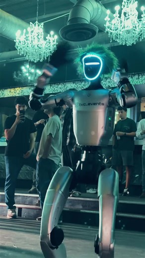What else could a robot do in a nightclub? 🤖 Grab a drink at the bar, chill with a hookah, jump behind the DJ booth… or even start a playful fight scene with someone from the crowd. The ultimate performer for clubs, parties, and nightlife events. #TampaNightlife #MiamiNightlife #ClubEntertainment #RobotShow #floridanightlife