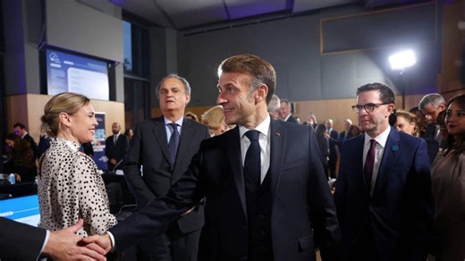 "Vous avez un CV ?" : une jeune fille demande un stage à Emmanuel Macron (vidéo)