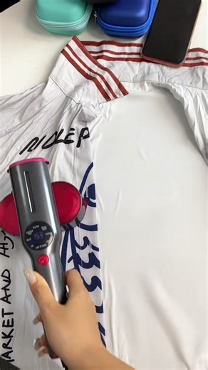 Wrinkles gone in seconds! This portable steamer heats up fast and glides through any fabric — from silk to denim. Perfect for home or travel 🧳✨ | Velara