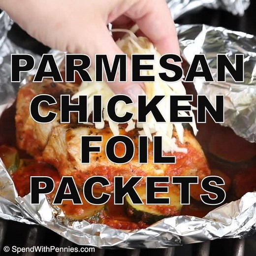 Chicken Parmesan Foil Packets are an easy summer meal! https://www.spendwithpennies.com/parmesan-chicken-foil-packets/ | Spend With Pennies