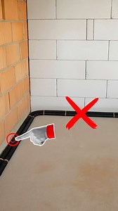 ⚡ Mulți electricieni trag cablurile prin pardoseală lipite de perete… dar e o greșeală! Când cablul e lipit, nu mai are cum să disipeze căldura — iar în timp, izolarea se deteriorează și pot apărea riscuri serioase. Normativul NTE 007/08/00 spune clar: păstrează cel puțin 15 cm față de perete. Respectă distanța, lucrează corect și sigur! 🔧 #electricienul #AdrianChelaru #RoElectric #AlarmElectric #NTE007 #pozarecorecta #instalatieelectrica #sfatutilelectricianului | Adrian Chelaru