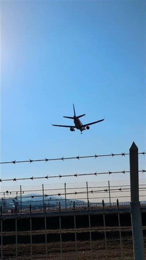 福岡空港（フジドリームエアラインズ エンブラエル E170STD JA01FJ 着陸）