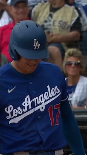 Shohei Ohtani almost gets Munetaka Murakami on a foul ball 😳 (Dodgers star having fun!)