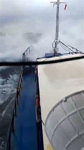 Heavy Storm Waves Around Vessels #vessel #ocean #storm #shorts