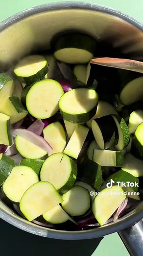 Soupe froide courgette à la feta et menthe – recette facile