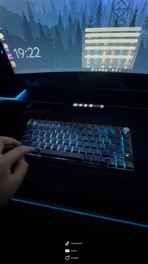 Simple wave RGB on Corsair K65 Plus. Clean lights, clean setup, no overkill.#corsair #rgb #keyboard