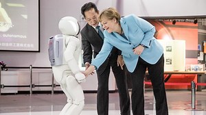 Bundeskanzlerin in Japan - Roboter verweigert Merkel die Hand