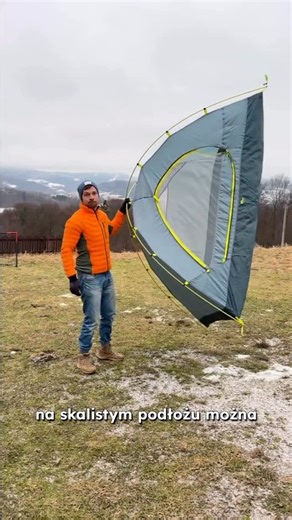 Tomasz Habdas - Przewodnik górski on Instagram: "Lekki namiot dla jednej lub dwóch osób? Proszę bardzo 🥳 Skyrocket II Dome od @jackwolfskin_pl 👌 ➡️ Waga poniżej 2,5 kg ➡️ prosta konstrukcja kopułowa umożliwiająca postawienie namiotu bez odciągów ➡️ szybkie rozkładanie i składanie nawet w jedną osobę ➡️ wystarczająco miejsca dla dwóch dorosłych osób Przetestowany na ostatnim trekkingu w skalistym terenie, pora na bardziej europejskie warunki 😀 W filmie wystąpili: - rolą pierwszoplanowa - Skyro
