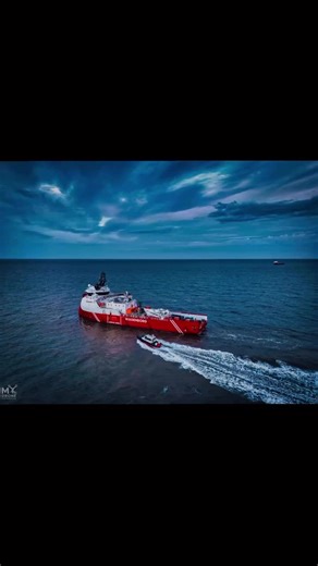🚢✨ Summer evenings in Great Yarmouth from above. The skilled Port Authority Pilots can be seen guiding massive ships safely in and out of the inner and outer harbours — precision, teamwork, and seamanship on full display. 🌅🛳️ #GreatYarmouth #DronePhotography #PortAuthority #MaritimeLife #ShipPilots #DroneViews #HarbourLife #CoastalViews #Seascape #MaritimePhotography #PilotBoat #HarbourPilot #DroneShots #SeaViews #ShipSpotting #EveningVibes #CoastalLife #DuskPhotography #NauticalLife #drone #