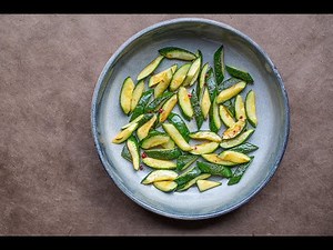 Zucchinigemüse einfach und genial lecker mit der Thomas Sixt Chefkoch Anleitung zubereiten.