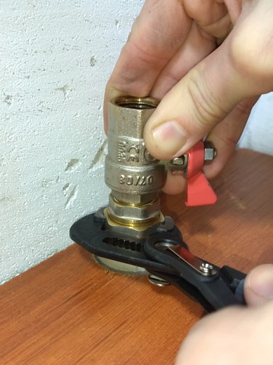 DIY Plumbing Basics! How to Screw in a Faucet When the Handle Bumps the Wall #plumbing #diy #tips #skills