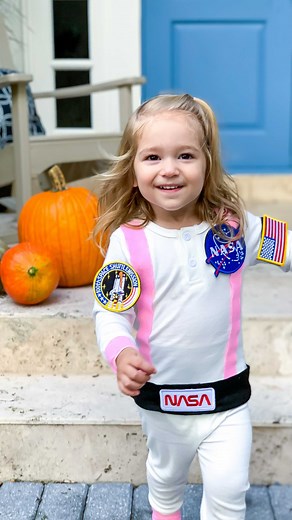 7 Days of Play on Instagram: "This DIY Astronaut Costume is such a fun homemade costume for kids. 👩‍🚀 It's perfect for dressing up and is also great for Halloween! 🎃 Read on below 👇 for all the details, or head to my website for the step by step instructions and a slower how to video! Save this post if you want to remember to make it later! And share this post with a friend who has a space lover! 🚀 - WHAT YOU’LL NEED White shirt and pants/leggings Felt - we used pink and black for the costu