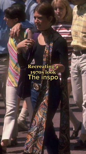 Saw @tolsonlauren recreate this look and thought it was such simple and cute outfit, I had to give it a go too. ⭐️ What you need to recreate the look ⭐️ • Black shirt • Denim flares • Long colorful scarf • Put your hair up in a bun • Belt with a cool buckle • Statement rings • Simple silver hoop earrings • Platform boots • Fun bag Done! 🌈🧡✨ #retrofashion #1970sfashion #1970s #outfitideas #vintagefashion #70sfashion #60sfashion