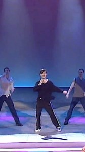 Erano gli anni '90, il decennio in cui nella musica si facevano largo le band composte da artisti giovani e affascinanti, dotati ovviamente di un grande talento. A fare da apripista c'erano anche i Take That, il gruppo britannico formatosi a Manchester, che raggiunse l'apice del successo grazie a brani come "Pray" e "Babe" 💜 Durante la sua ascesa il gruppo, nel quale emerge anche un giovanissimo Robbie Williams, si esibì con "Could It Be Magic" a Non è la Rai, il programma presentato da Ambra A