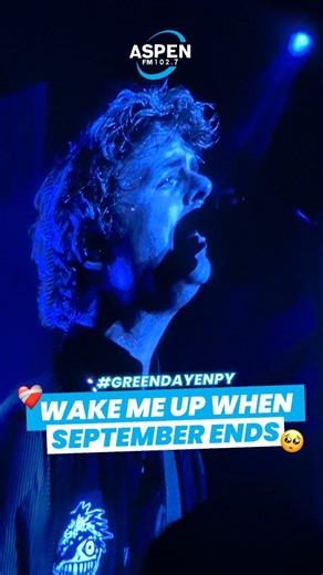 🌙 En septiembre lo sentimos en vivo, cuando sonó Wake Me Up When September Ends. Ver a Billie Joe tan emocionado nos llegó directo al corazón y fue imposible no compartir esa emoción junto a él ❤️‍🩹✨ 🙌 Todos miramos al cielo y, en ese instante, dedicamos la canción a su querido padre con la misma intensidad que Billie lo hacía desde el escenario. Fue un momento único, de unión y de pura conexión, donde la música nos recordó por qué seguimos estando juntos después de tantos años. 🎶💚 | Radio