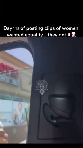 Women Gets Equality on Instagram: "just @womengetsequality 😳 日本利用压电瓷砖将脚步转化为电能。这些瓷 砖捕捉来自你脚步的动能。当你行走时，你的重量和动作会对瓷砖产生压力。 瓷砖会轻微弯曲，从而产生机械应力。瓷砖内部的压电材料将这种应力转化内电能。每一步都会产生少量电荷，而数百万步结合在一起就能产生足够的电力来驱动LED灯、数字显示屏和传感器。在像涩谷车站这样繁忙的地方，每天大约有240万个脚步这一系统作出贡献。这些电能可以被储存或立即使用，从而减少对传统电力来源的依赖，并支持可持续的城市基础设施。这种方法将日常运动转化为实用的可再生能源 ＃日本#知识#事实 ＃你知道吗#推荐 #科技 #创新 历史 技术实验热门"