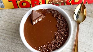 One Pot Toblerone Cheesecake 😍 A buttery digestive biscuit base, a creamy Toblerone cheesecake filling, topped with a Toblerone chocolate ganache 🤤 It’s super quick and easy to make and you can eat it straight away if you really want to 😘 Sound on for full instructions 🔉 All you need is: 1.5 digestive biscuits 10g (2 tsp) salted or unsalted butter, melted 100g cream cheese, room temp 1 tbsp icing sugar 10g Toblerone chocolate, melted & cooled slightly For the topping: 20g Toblerone chocolate