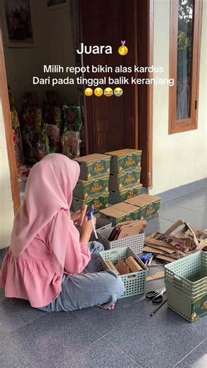 Team yang rela potong dus biar lebih rapih buat kasih ke orang 😋. #parcellebaran #parcelsukabumi #keranjangserbaguna