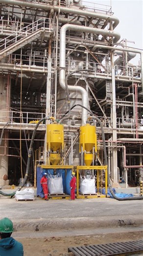 ‎دهکده مهندسی شیمی(جدید)‎ on Instagram‎: "مراحل تخلیه و بارگیری کاتالیست در راکتورهای شیمیایی (Catalyst Unloading & Loading in Chemical Reactors) مقدمه کاتالیست‌ها نقش کلیدی در عملکرد راکتورهای شیمیایی، به‌ویژه در صنایع نفت، گاز، پالایش و پتروشیمی دارند. عملیات تخلیه (Unloading) و بارگیری (Loading) کاتالیست از جمله فعالیت‌های حساس بهره‌برداری و تعمیرات اساسی (Turnaround) محسوب می‌شود که اجرای نادرست آن می‌تواند منجر به افت راندمان، افزایش افت فشار، توزیع نامناسب جریان و حتی حوادث ایمنی شود. بناب