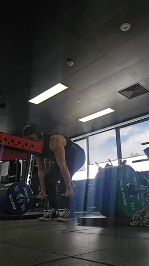 Speed pulls, dynamic effort , find your weakness and make it your strength. 200 block pulls with 45kg chains , stronger lock out at the weak point #deadlift #gymtok #gym #training #workout