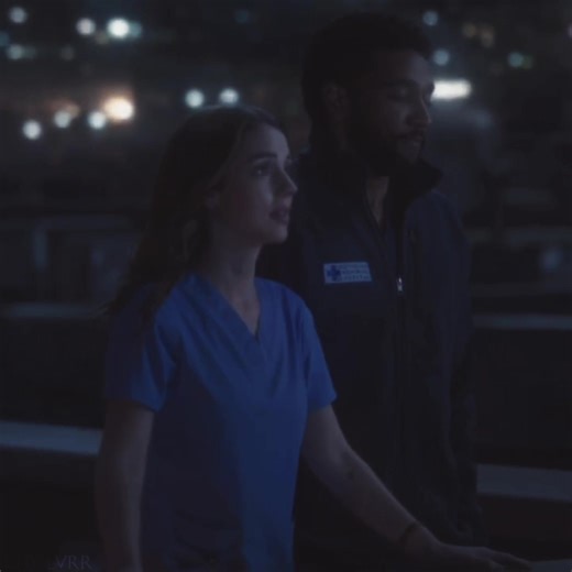 Adelaide Kane y Winston Ndugu en Grey's Anatomy