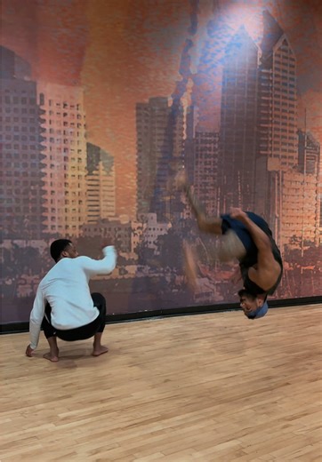 Today was another great capoeira training with instructor Léopardo. Every movement, every ginga, and every escape shows that evolution comes through discipline and consistency. Training with someone who carries the strength and spirit of capoeira motivates everyone to always give their best. Hoje foi mais um grande treino de capoeira com o instrutor Léopardo. Cada movimento, cada ginga e cada esquiva mostram que a evolução vem com disciplina e constância. Treinar com alguém que carrega a força e