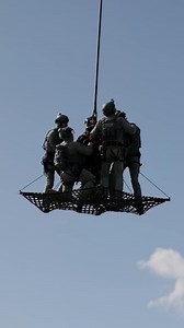 Training met AirTEP AirTEP staat voor Airborne Tactical Extraction Platform. Hangend onder een heli kun je er tien man op lastig bereikbare, kritieke locaties droppen of ophalen. 🎥@minvandefensie | ArrestatieteamNieuws