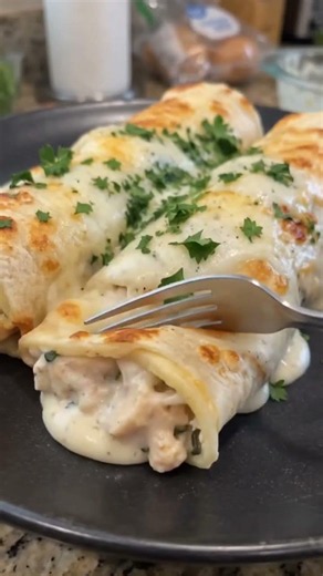 Cheesy Chicken Alfredo Roll-Ups 🤤
