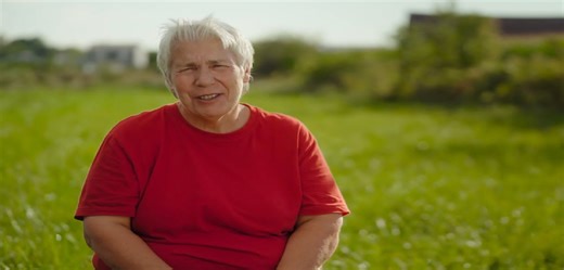 Sylvie de L'amour est dans le pré procède à une grande annonce - Comédie Geek