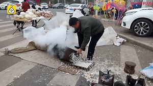 Listen, this video tells you how to make popcorn in a traditional Chinese way. Having learned the skill from his parents, this man in Chongqing has been making popcorn for decades, and sometimes he sells as many as 1000 yuan(US $158) popcorn a day. | China Plus Culture