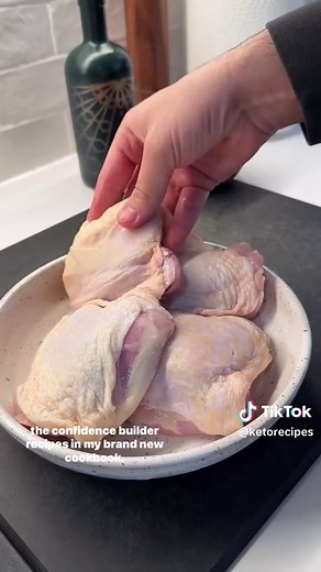 🔥🍋 One-Pan Lemony Chicken Bake This is what I like to call one of the confidence-builder meals in my cookbook. Like… make this once and you’ll feel like a total superstar in the kitchen (I even wrote that in the book, page 119!). The flavor combo is next level: lemony, garlicky and it makes your whole house smell like you did that thing. Serve it with salad, veggies, mashed potatoes, rice, or if you’re watching carbs, I had mine with my Kaizen high protein, low carb rice. 📕 checkoit my new sh