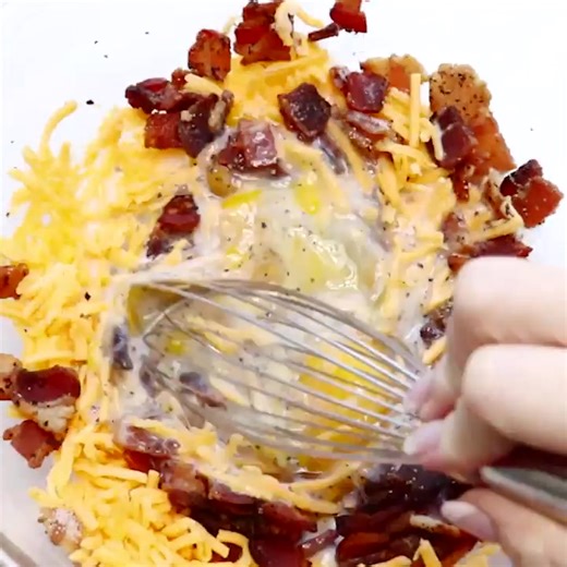A quick & easy Crock-Pot Biscuit Breakfast Casserole that the whole family will love. Biscuits, eggs, cheese & bacon combine for the perfect breakfast! [Weight Watchers Friendly Low Sugar] Get the full recipe & instructions here>> https://crockpotladies.com/crockpot-biscuit-breakfast-casserole/ | Crock-Pot Ladies