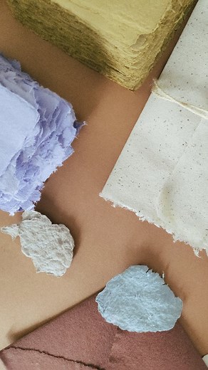 FOLLOW for more💙 #papermakingworkshop#papermakers#handmaderecycledpaper#weddingcardsdesign#calligraphypaper#papermakingstudio#decklededgepaper#pulppaper#recycledmaterials#weddingenvelopescalligraphy | Obłoczki Studio
