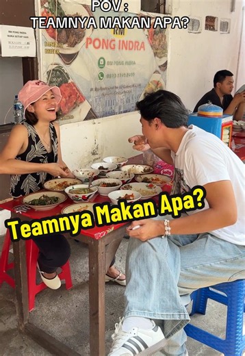 Begitulah jadi Team Work Food Vlogger, nggak cuman di Omay, lainnya juga pasti sama. Konten Kreatornya makan dulu sambil ngonten, teamnya memastikan semua makanan muncul sesuai pesanan dan tertata rapi diatas meja makan, memastikan shooting berjalan lancar, video tidak blur dan tidak gelap, Mulut tidak blepotan dengan makanan, baju tetap rapi dan masih banyak lagi bla bla bla lainnya. Apakah Teamnya ngiler pada saat Omay shooting makan, ya pastilah!! tapi kalau Teamnya makan bareng sama Omay ter