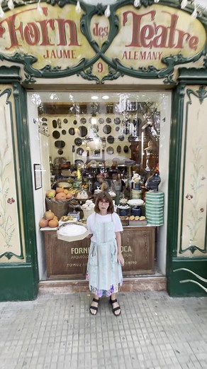 #SeAcabó 💪🏻💃🏼 . Camiseta de @binidones , associació de la que forma part na @pepita_orero ! . Ninguna Ensaïmada comestible ha estat malgastada per fer aquest vídeo, ja que la que ha llançat na Pepita era una enseïmada de fa dies que teniem de mostra a un dels mostradors! Tots els nostres excedents els donem a diari a menjadors socials. 🥰 | Fornet de La Soca